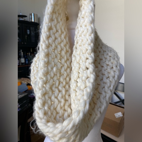 Cream infinity scarf. Hollister soft acrylic. Perfect condition - Picture 5 of 6